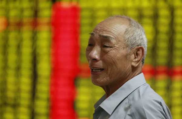 Китайський Інвестор Розмовляє Іншими Оскільки Він Дивиться Ціни Акцій Червоний — стокове фото