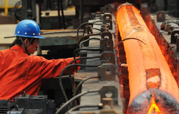 Chinese Factory Worker Monitors Production Steel Products Steel Plant Dalian — Stock Photo, Image