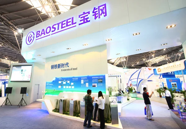 Pessoas Visitam Estande Baosteel Baoshan Iron Steel Ltd Durante Uma — Fotografia de Stock