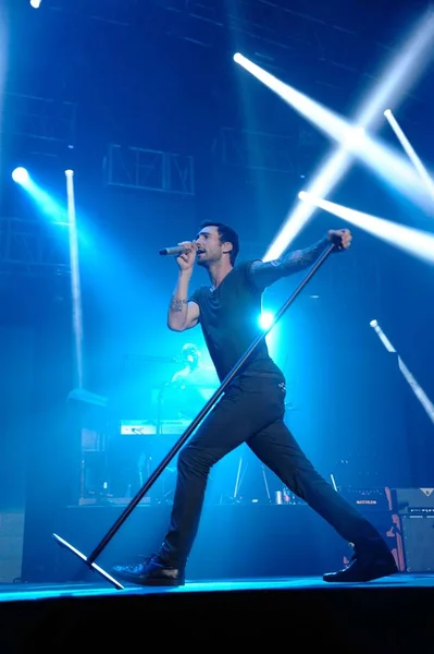 2012年9月25日 美国流行摇滚乐队 Maroon5 的亚当 莱文在中国上海的世界巡演中在一场音乐会上表演 — 图库照片