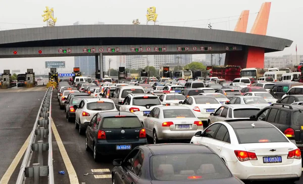 Los Coches Alinean Para Pasar Por Una Estación Peaje Una — Foto de Stock