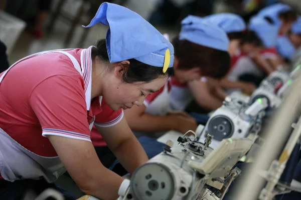 Lavoratrici Cinesi Cuciono Vestiti Esportare Nel Sud Est Asiatico Una — Foto Stock