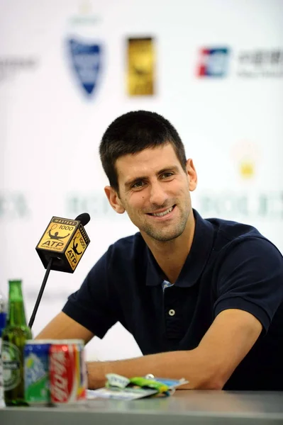 Novak Djokovic Aus Serbien Hört Bei Einer Pressekonferenz Des Shanghai — Stockfoto