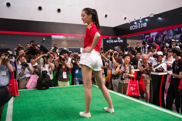 Los Visitantes Toman Fotos Modelo Stand Canon Durante 14ª China — Foto de Stock