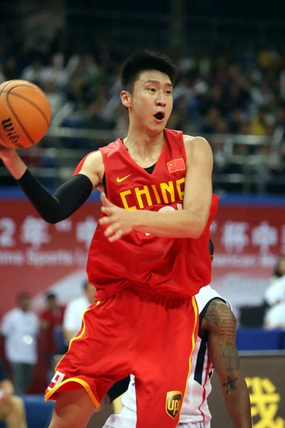 Chinas Sun Yue Försöker Passa Bollen Träningsmatch Mot Usa Stjärna — Stockfoto
