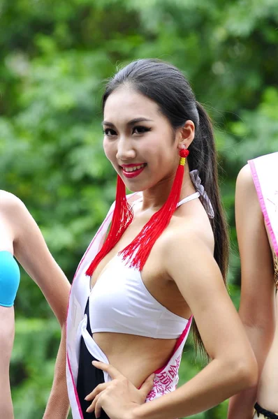 Zawodnik Miss Ecotourism World Competition 2012 Stwarza Podczas Wizyty Nanjing — Zdjęcie stockowe