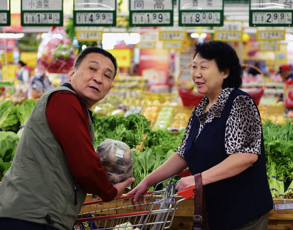 中国の顧客は東中国山東省 Rizhao 市のスーパーマーケットで野菜を購入し 9月28日2012 — ストック写真