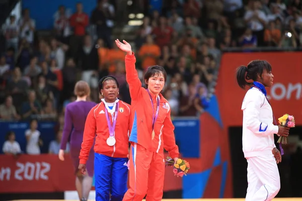 Medalhista Ouro Kae Coreia Norte Centro Acena Para Espectadores Cerimônia — Fotografia de Stock