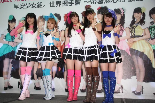 Membri Del Gruppo Pop Idol Girl Giapponese Morning Musume Salutano — Foto Stock