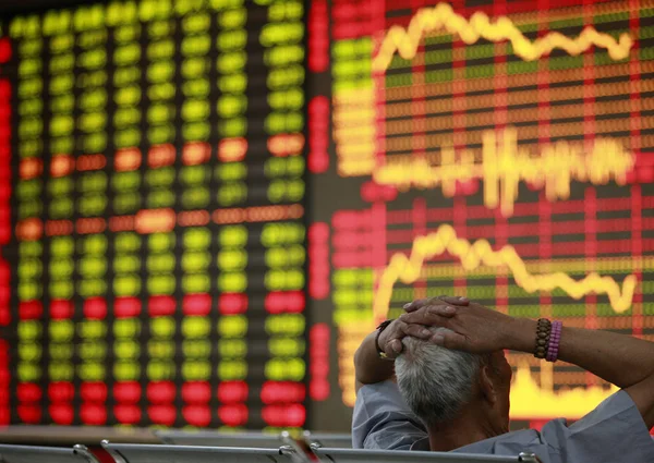 Investeraren Söker Efter Aktieinformation Ett Börs Hus Huaibei Östra Chinas — Stockfoto