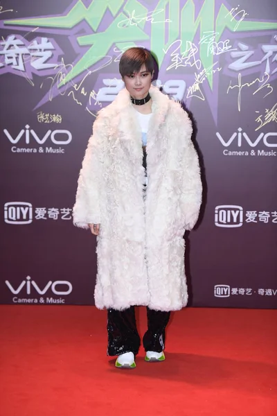 中国歌手李宇春或克里斯 李在2017年12月2日来到中国北京的 伊奇依尖叫之夜 红毯上摆姿势 — 图库照片