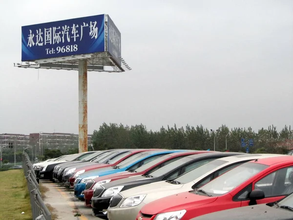 Autos Werden Einem Yongda Autohaus Shanghai China November 2010 Zum — Stockfoto