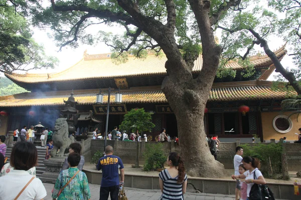 2011年8月4日 中国东部浙江省舟山市普陀山的一座寺庙 游客们可以看到 — 图库照片