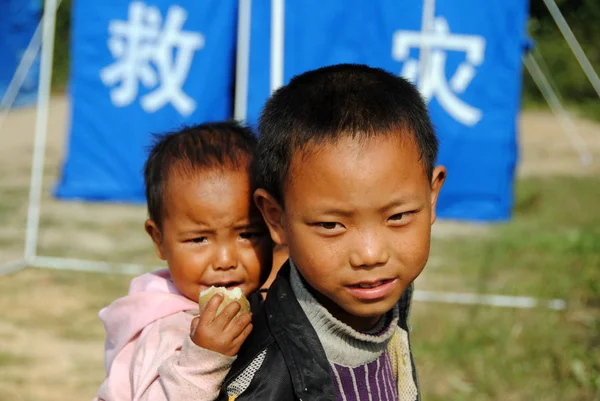 Jeune Garçon Chinois Porte Sœur Cadette Sur Site Réinstallation Temporaire — Photo