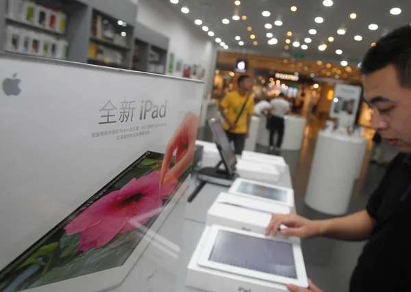 Membro Equipe Chinesa Coloca Novos Tablets Ipad Exibição Uma Loja — Fotografia de Stock