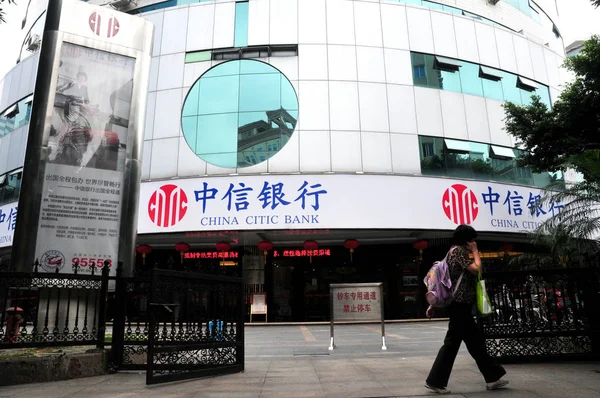 Peatón Pasa Por Una Sucursal Del Banco Citic China Ciudad —  Fotos de Stock
