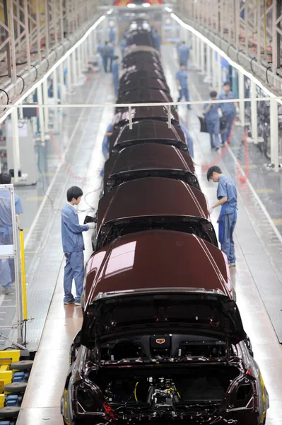 항저우 2012에서에서 자동차의 자동차 공장에서 라인에 Emgrand 자동차를 노동자 — 스톡 사진