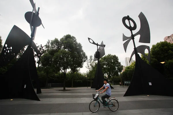 Cycliste Passe Devant Une Sculpture Dans Parc Sculptures Jingan Shanghai — Photo