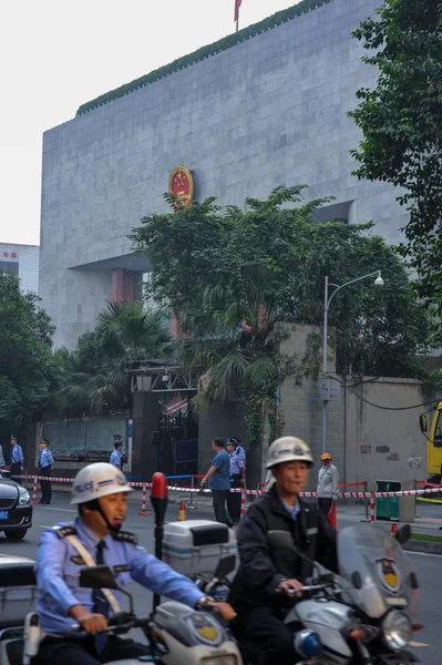 Oficiales Policía Chinos Vigilan Fuera Corte Popular Intermedia Chengdu Donde — Foto de Stock