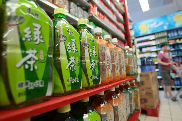 File Botellas Bebidas Master Kong Están Venta Supermercado Shanghai China — Foto de Stock