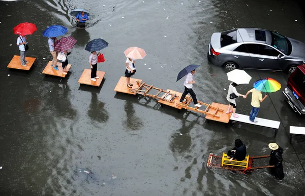 Fußgänger Gehen Durch Schreibtische Bei Starkem Regen Eine Überflutete Straße — Stockfoto