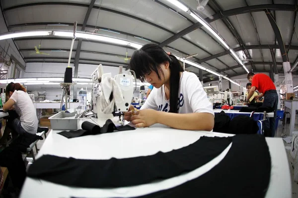 Una Trabajadora China Encarga Producción Tela Una Máquina Coser Ciudad — Foto de Stock