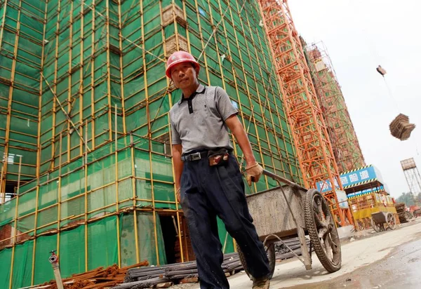 Een Chinese Migrerende Werknemer Trekt Een Kar Bouwplaats Van Een — Stockfoto