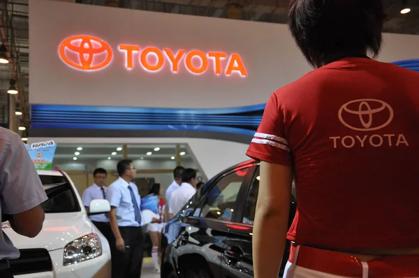 Fil Anställda Stå Bredvid Toyota Bilar Auto Show Qingdao City — Stockfoto