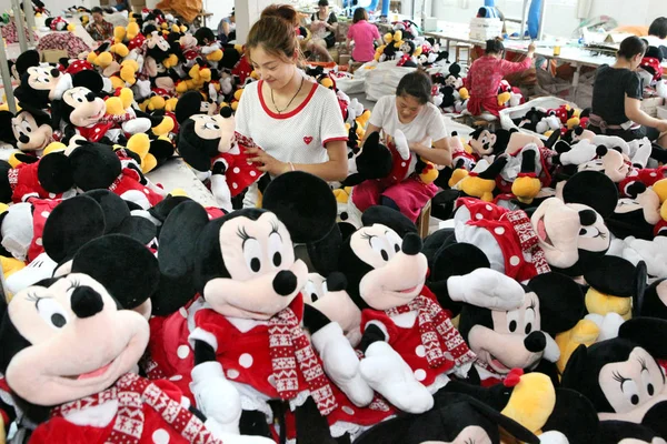 女性中国人労働者は 2012年7月4日 中国東部江蘇省梁陽市の金湯郡のおもちゃ工場で ミニーマウス人形をヨーロッパに輸出する — ストック写真