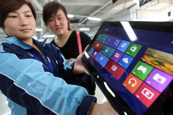 Китайський Персонал Члени Спробувати Microsoft Surface Планшетний Suning Побутової Техніки — стокове фото