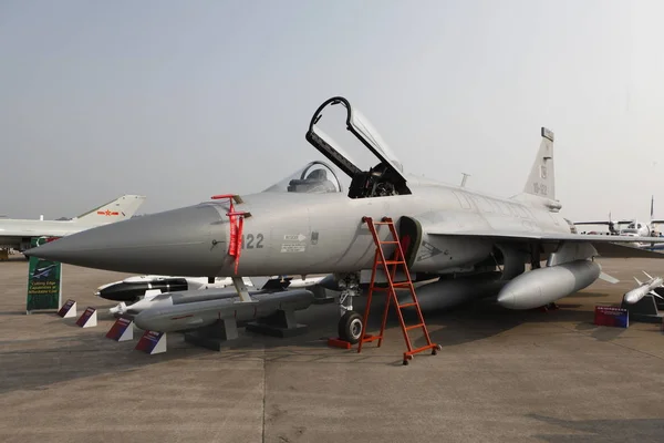 2012年11月13日 在中国广东省南部珠海市举行的第九届中国国际航空航天展览会 2012年中国航空展 上展出了 战斗机 — 图库照片