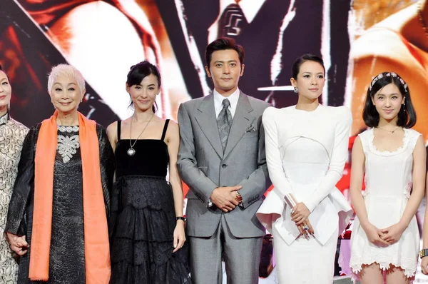 左から2番目から 中国の女優ルー 香港の歌手で女優のセシリア チョン 韓国の歌手で俳優のチャン ドングン 中国の女優チャン ジイとワン イージンが映画の記者会見でポーズをとる — ストック写真