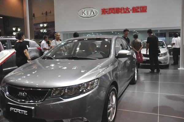 Los Visitantes Observan Los Coches Kia Durante Una Exposición Automóviles — Foto de Stock