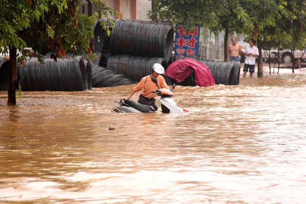 Велогонщик Толкает Свой Мотороллер Затопленной Дороге Вызванной Проливным Дождем Городе — стоковое фото