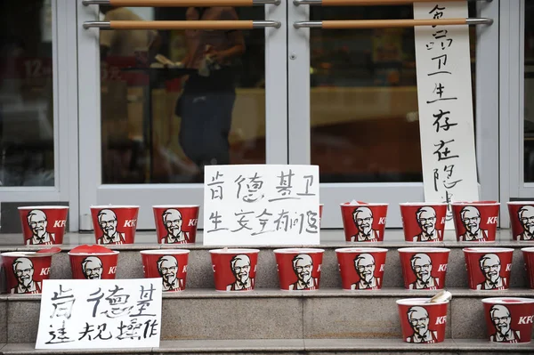 Family Big Boxes Lined Front Kfc Fast Food Restaurant Protest — Stock Photo, Image