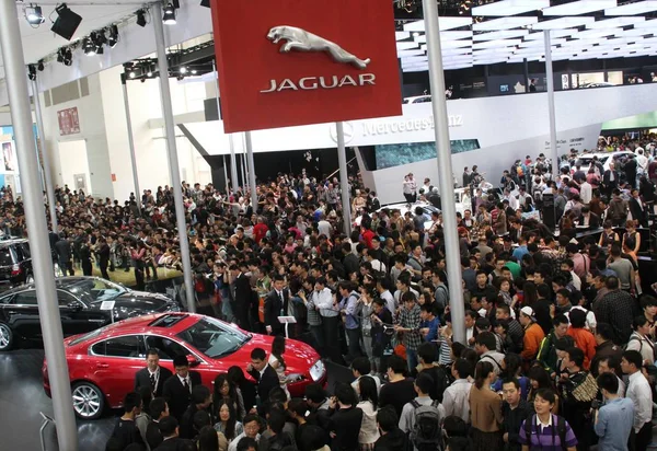 Menigten Van Bezoekers Kijken Naar Jaguar Cars Tijdens 12E Beijing — Stockfoto