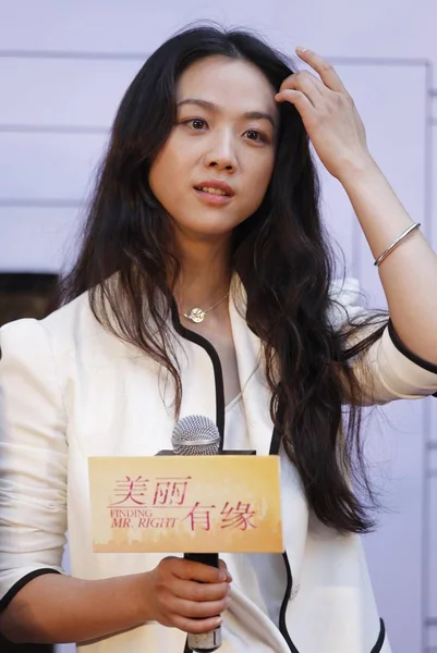 2012年6月19日 中国女演员唐伟出席在中国上海举行的第十五届上海国际电影节上举行的电影 寻找合适的先生 新闻发布会 — 图库照片