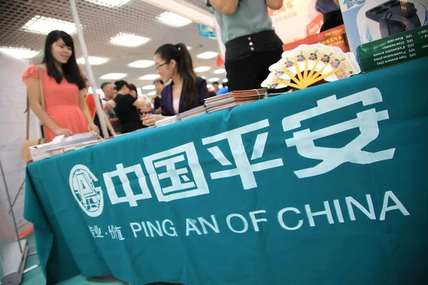 Pessoas Visitam Estande Ping China Durante Uma Exposição Cidade Haikou — Fotografia de Stock
