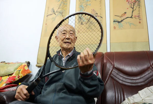 Huang Xingqiao Entusiasta Del Tenis Chino Años Ajusta Raqueta Casa — Foto de Stock