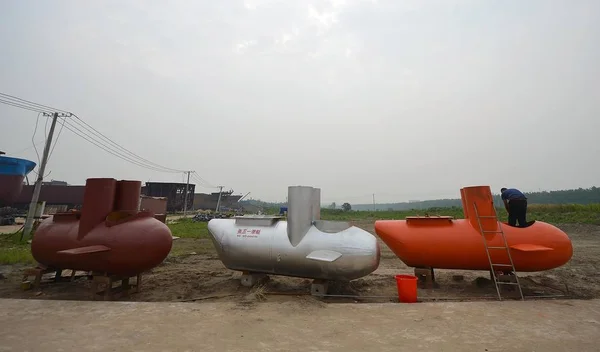 彼のワークショップで解雇された労働者Zhang Wuyiによって作られた3つのミニ潜水艦は 2012年5月7日 中国中部の湖北省武漢で撮影されています — ストック写真