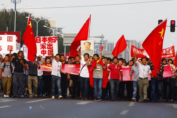 2012年9月15日 中国北京举行的反日抗议游行中 中国抗议者挥舞中国国旗 高举横幅 高呼口号 — 图库照片