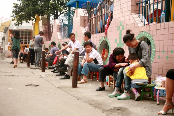 Chińskich Rodziców Ich Dzieci Kolejce Krzesła Rejestracji Przedszkolu Nantong Miasta — Zdjęcie stockowe