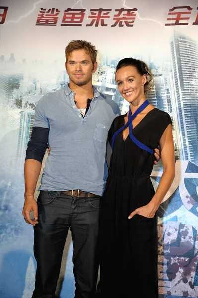 Actor Kellan Lutz Left Australian Actress Sharni Vinson Attend Press — Stock Photo, Image