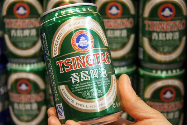 Cliente Compra Cerveza Tsingtao Supermercado Ciudad Nantong Provincia Chinas Jiangsu —  Fotos de Stock