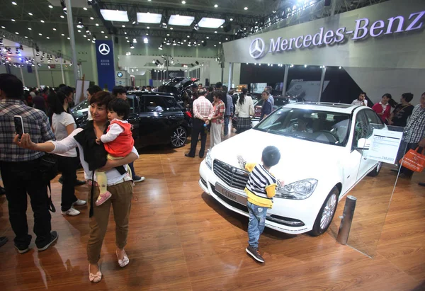 Visitantes Olham Para Carros Mercedes Benz Durante Show Automóveis Cidade — Fotografia de Stock