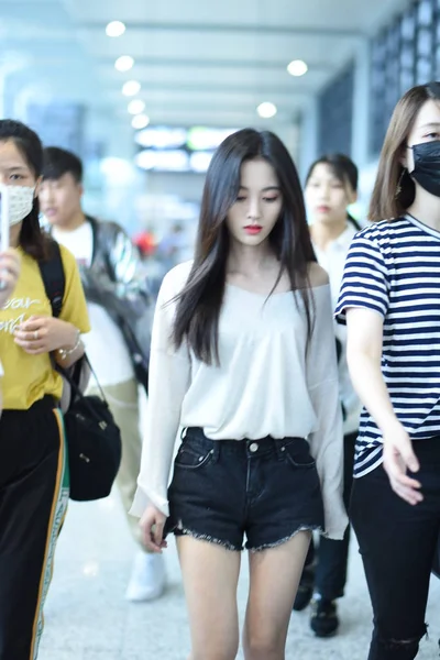 中国歌手兼女演员朱景义于2018年6月22日出发前抵达上海虹桥国际机场 — 图库照片