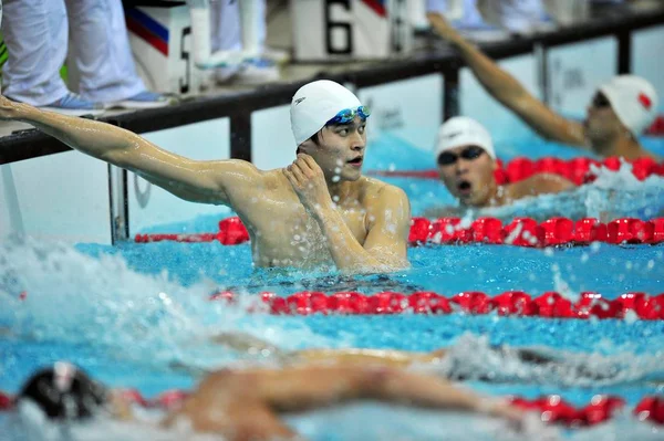 Kinesiske Olympiske Svømning Mester Sun Yang Center Ser Poolen Efter - Stock-foto