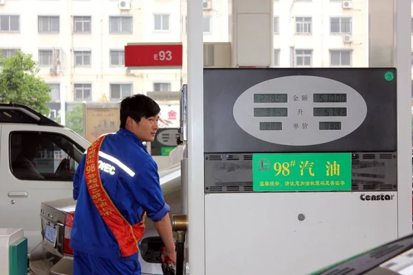 Kinesisk Arbetare Tankar Bil Bensinstation Zhoukou Centrala Chinas Henan Provinsen — Stockfoto