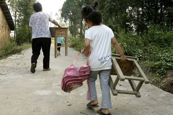 Young Chinese Student Wang Ziqi Back Walks Front His Elder — Stock Photo, Image