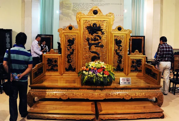 Sebuah Sofa Antik Cina Terlihat Selama Pameran Furnitur Shanghai Cina — Stok Foto